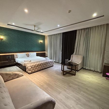 Hotel Elegant Inn سورات المظهر الخارجي الصورة