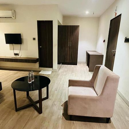 Hotel Elegant Inn سورات المظهر الخارجي الصورة