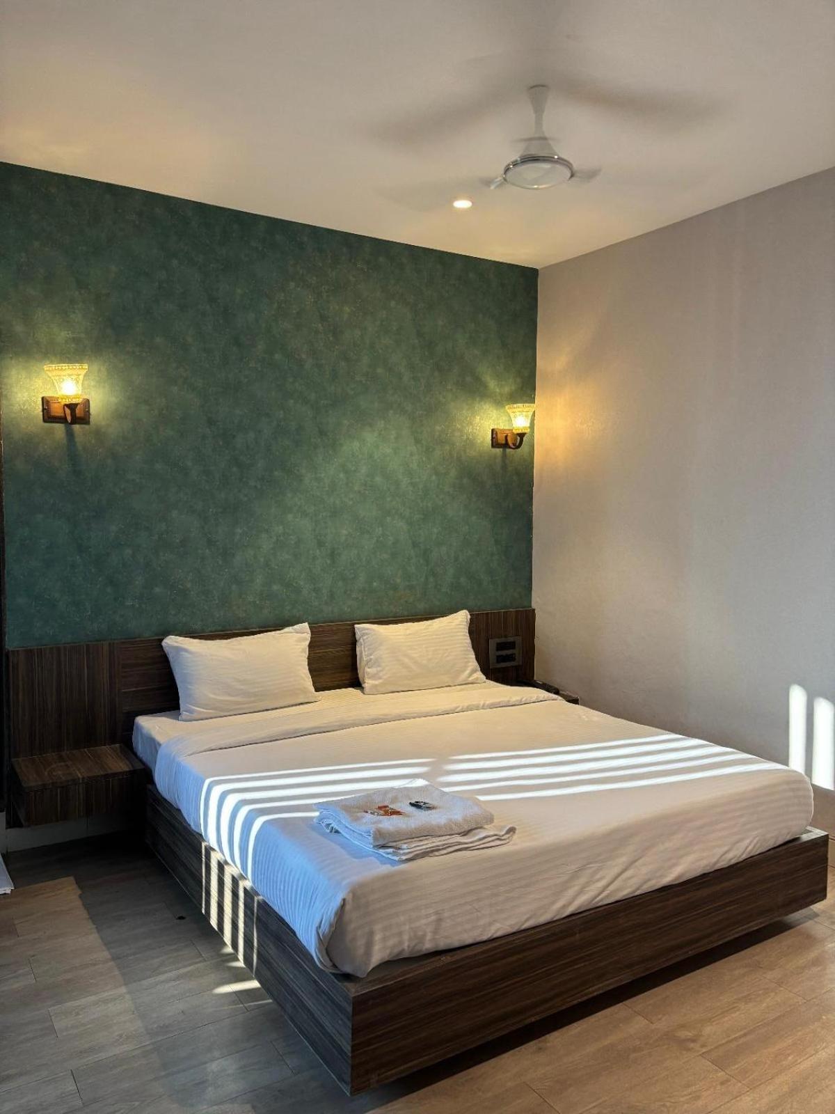 Hotel Elegant Inn سورات المظهر الخارجي الصورة