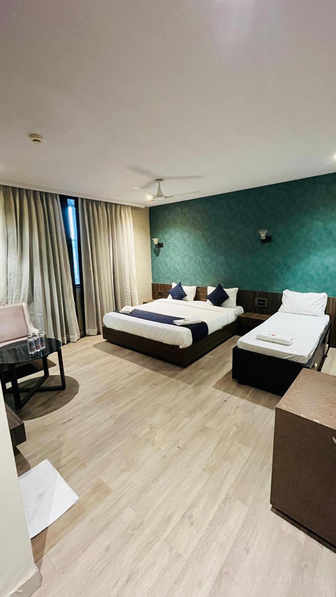 Hotel Elegant Inn سورات المظهر الخارجي الصورة