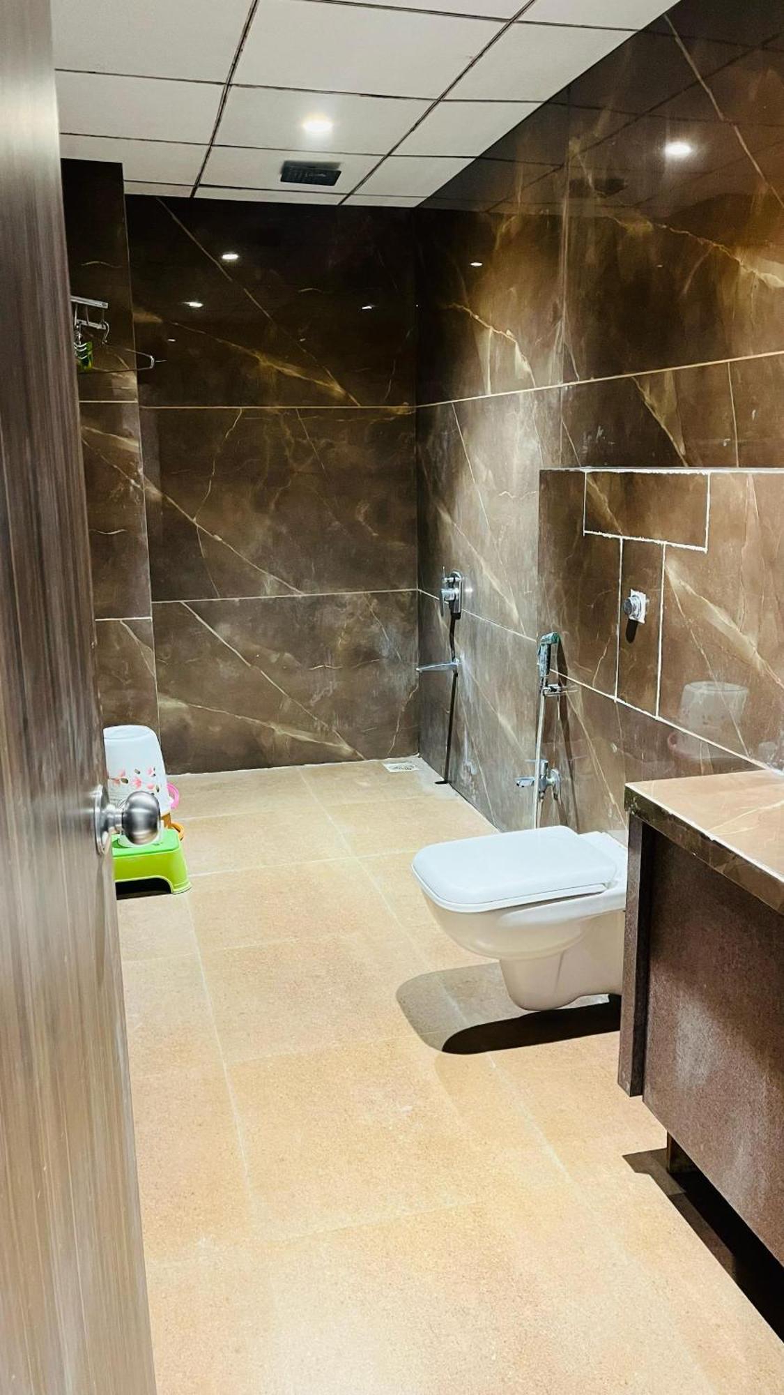 Hotel Elegant Inn سورات المظهر الخارجي الصورة