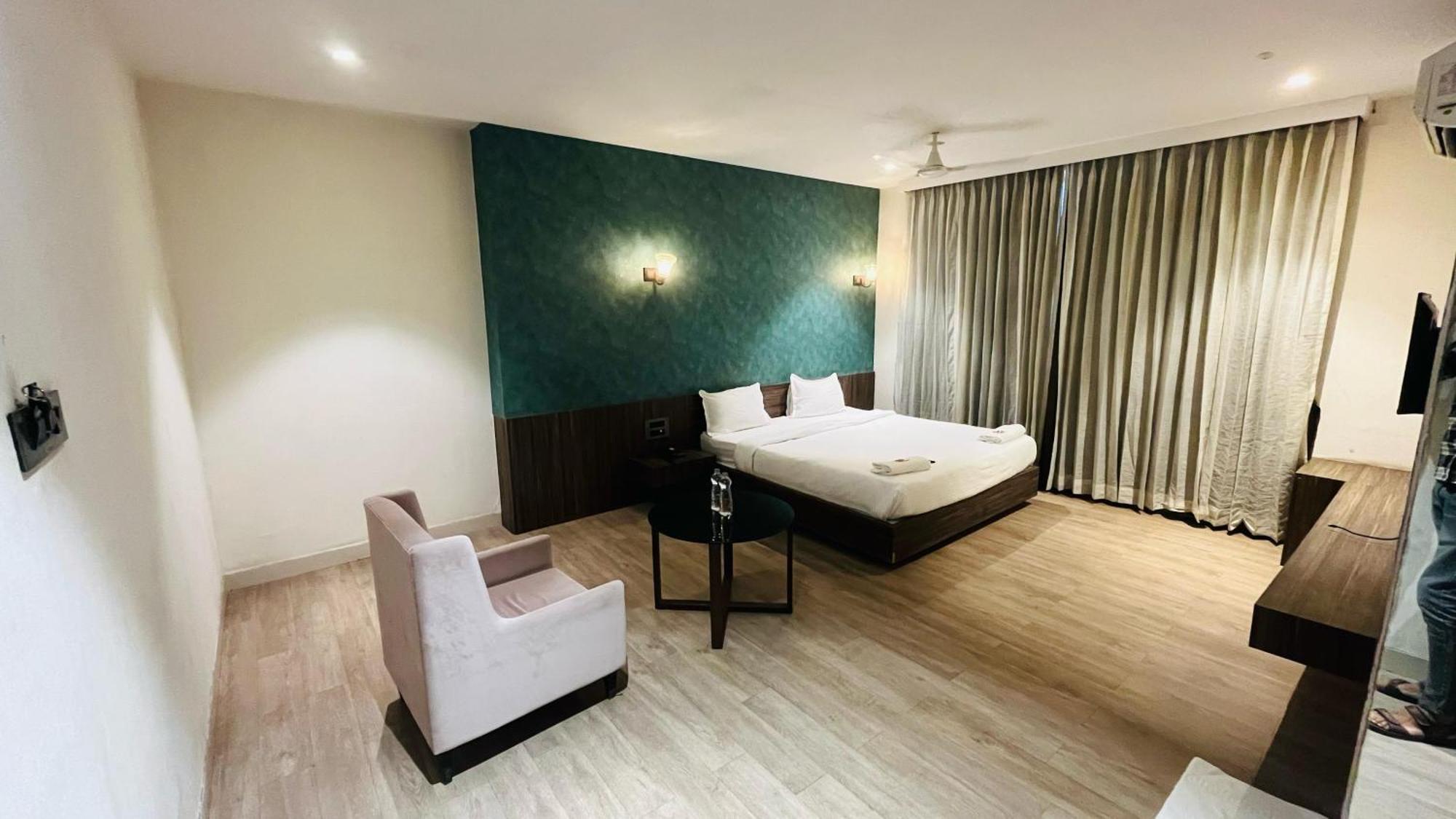 Hotel Elegant Inn سورات المظهر الخارجي الصورة