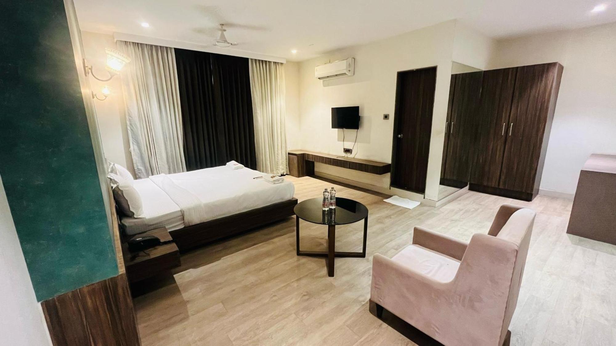 Hotel Elegant Inn سورات المظهر الخارجي الصورة